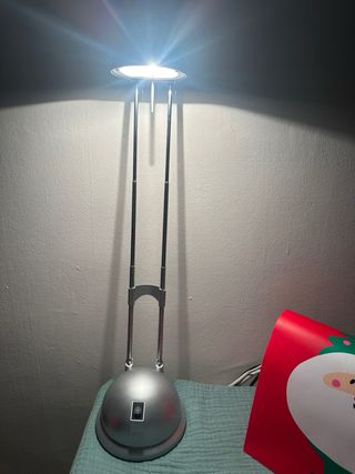 Lámpara de mesa plateada