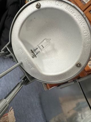 Lámpara de mesa plateada