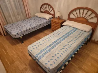 2 Somieres y colchones 1.80 con cabecero