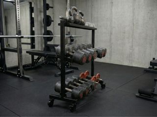 Mancuernero móvil 3 alturas + pesas pack completo