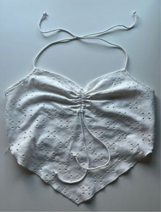 Top blanco atado al cuello