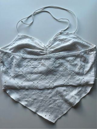 Top blanco atado al cuello