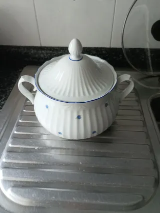 Sopera de porcelana con asas