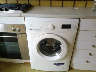 Lavadora Blanca Electrolux con pack nevera.