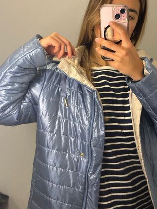 Chaqueta acolchada azul y beige