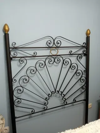 Cabecero de hierro negro y dorado