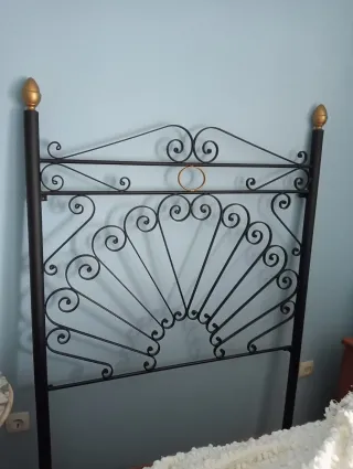 Cabecero de hierro negro y dorado