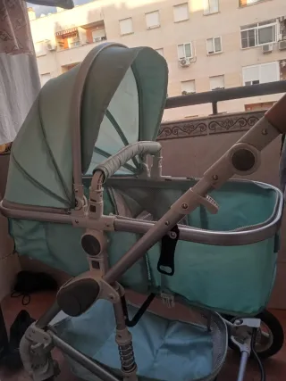 Carrito de bebé color menta