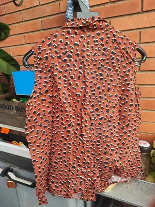 Blusa sin mangas estampado animal print