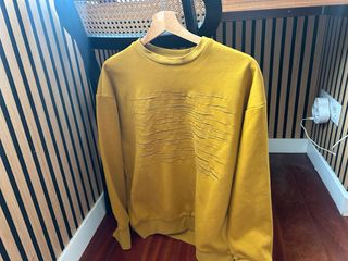 Sudadera amarilla con diseño lineal