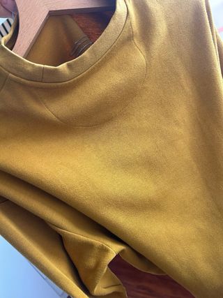 Sudadera amarilla con diseño lineal