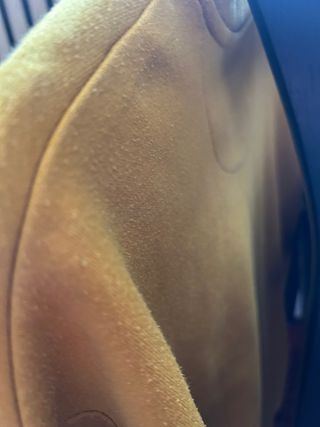 Sudadera amarilla con diseño lineal