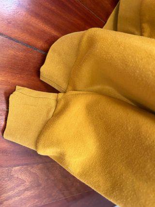 Sudadera amarilla con diseño lineal