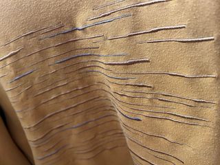 Sudadera amarilla con diseño lineal