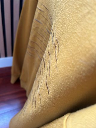 Sudadera amarilla con diseño lineal