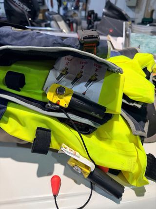 3 Chalecos salvavidas Kru XS 150 CO2