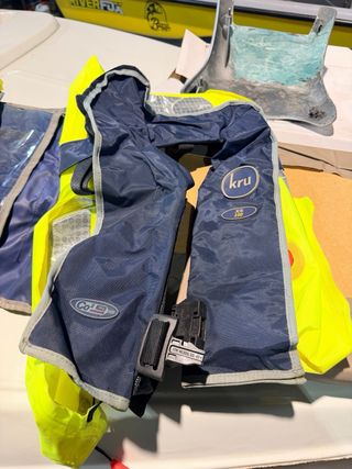 3 Chalecos salvavidas Kru XS 150 CO2