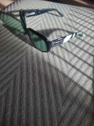 Gafas de sol Guess negras y verdes