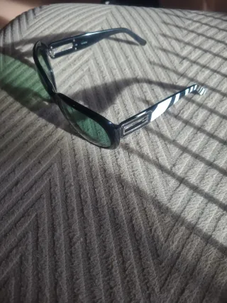 Gafas de sol Guess negras y verdes