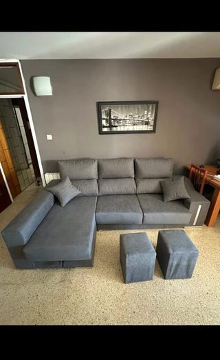 Sofá modular gris con 2 pufs