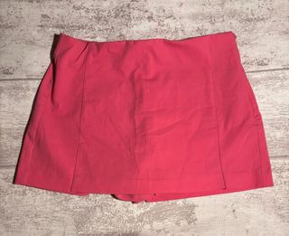 Falda pantalón rosa de Zara