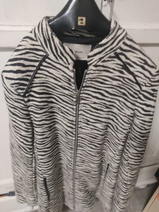 Abrigo estampado cebra Stradivarius