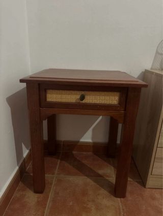 2 Mesitas de noche de madera y mimbre