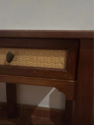 2 Mesitas de noche de madera y mimbre