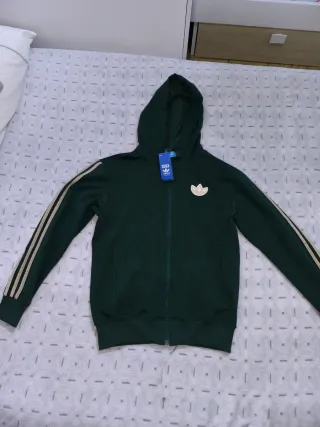 Chándal Adidas Verde con Rayas Doradas