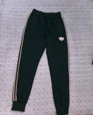 Chándal Adidas Verde con Rayas Doradas