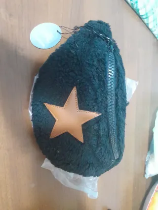 Marsupio nero con stella marrone