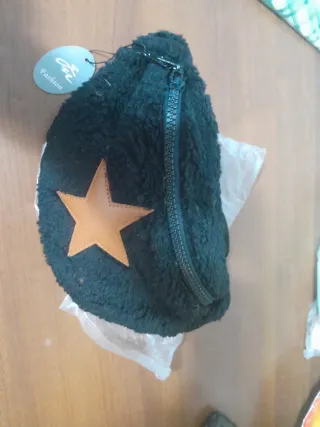 Marsupio nero con stella marrone