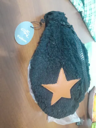 Marsupio nero con stella marrone