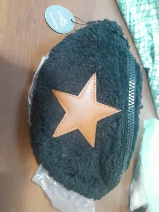 Marsupio nero con stella marrone