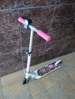 Patineta rosa con diseño floral. De regalo casco