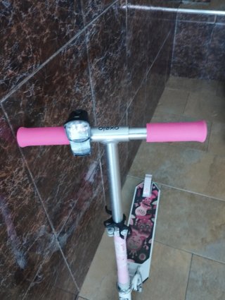 Patineta rosa con diseño floral. De regalo casco