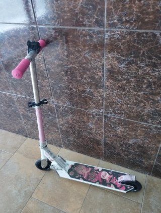 Patineta rosa con diseño floral. De regalo casco