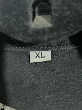 Chaqueta tejana negra con flecos y tachuelas.