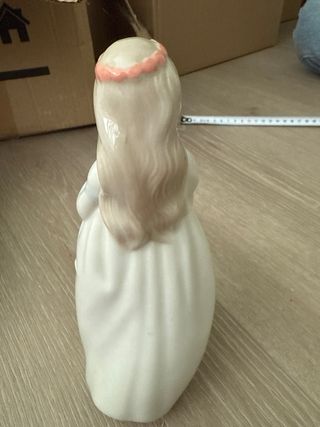 Muñeca de porcelana con sombrero