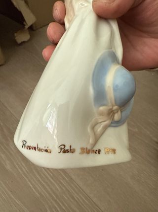 Muñeca de porcelana con sombrero