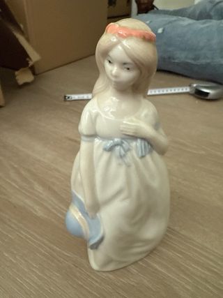 Muñeca de porcelana con sombrero