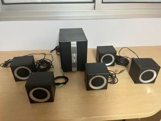 Amplificador con altavoces negros
