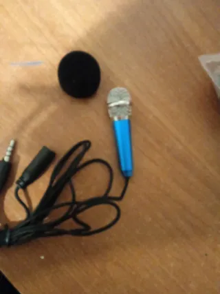 Micrófono pequeño con cable