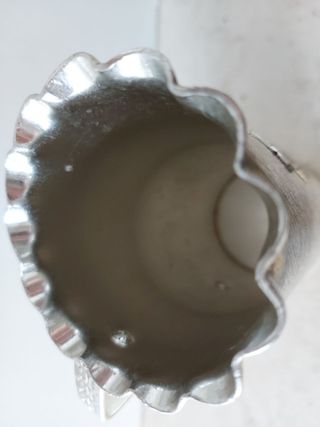 Brocca con bordo ondulato