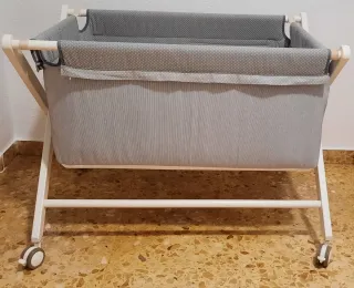 Minicuna con ruedas + colchón + sábanas nuevas