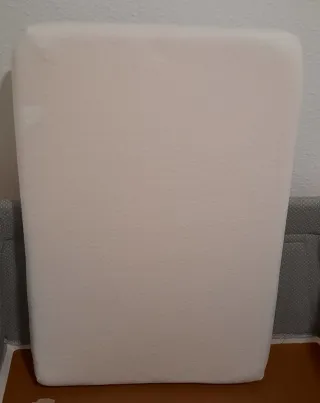 Minicuna con ruedas + colchón + sábanas nuevas