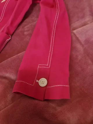 Americana Marca Cortefiel, color Magenta.