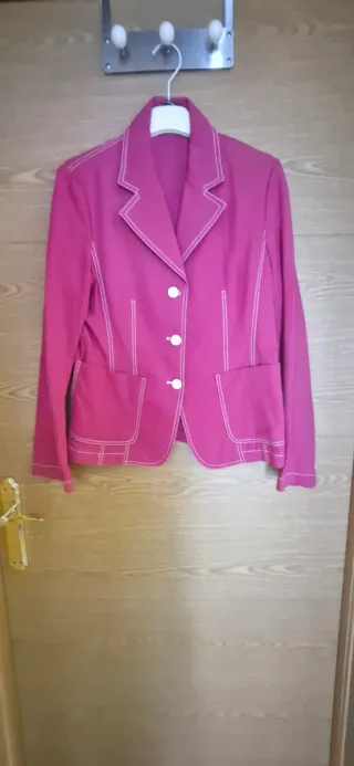 Americana Marca Cortefiel, color Magenta.