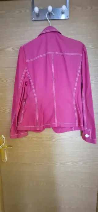 Americana Marca Cortefiel, color Magenta.