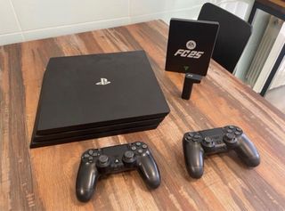 PS4 Pro + 2 controller + FC 25 + Giochi